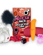 AMOUR PACK Set erotic Spice Up Your Love cu stimulator inel pentru penis vibrator mască cătușe zaruri pană pentru stimulare și petale pentru cupluri