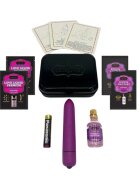 KAMASUTRA Set Weekender Kit Raspberry Kiss cu vibrator bullet ulei de masaj cărți de joc cu poziții sexuale și lubrifiant (zmeură)