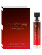 PheroStrong Mostră parfum cu feromoni Limited Edition pentru femei cu note de coacăze negre frezie și vanilie 1 ml