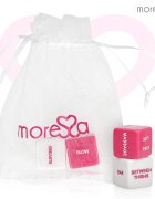 Moressa Joc erotic – Erotic Dice Game set cu 2 zaruri (acțiune & locație) și săculeț satinat limba engleză