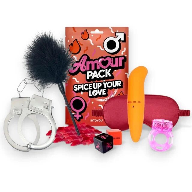 AMOUR PACK Set erotic Spice Up Your Love cu stimulator inel pentru penis vibrator mască cătușe zaruri pană pentru stimulare și petale pentru cupluri