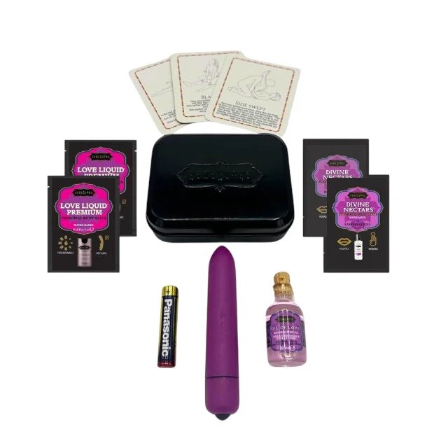 KAMASUTRA Set Weekender Kit Raspberry Kiss cu vibrator bullet ulei de masaj cărți de joc cu poziții sexuale și lubrifiant (zmeură)