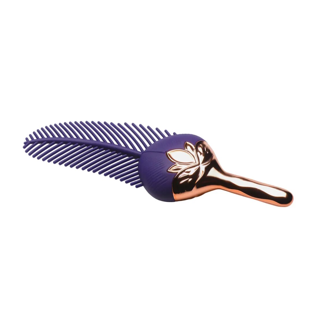 XR Brands Stimulator The Tickler în formă de pană 3 viteze și 7 funcții de vibrație rezistent la apă culoare mov
